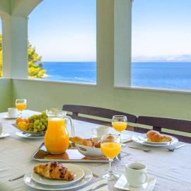 Seafront Holiday Home Marija-Three Bedroom Holiday Home with Sea View, hotel in Prigradica