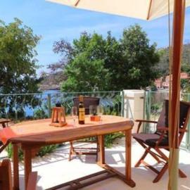 Apartments Seafront Silence - Studio Apartment with Terrace and Sea View, Hotel in Trstenik