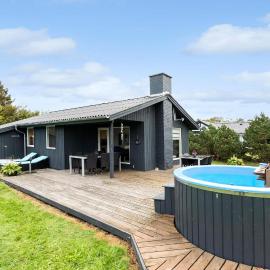 3 Bedroom Awesome Home In Ulfborg, hotel em Ulfborg