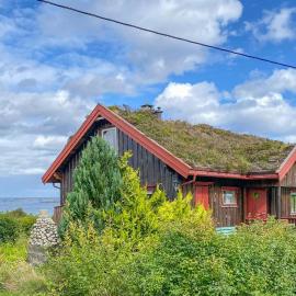 Nice Home In Farstad With Wifi, hotelli kohteessa Farstad