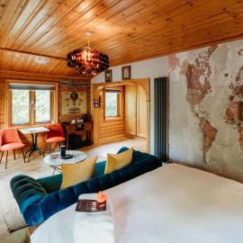 Blissful Corner Lodge Great Ayton Yorkshire with hot tub and onsite bistro, hotel in Great Ayton