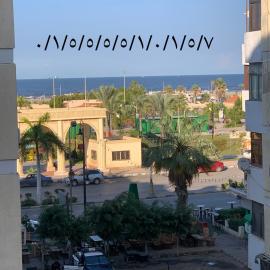 شقة 2 غرفة كبيرة ترى البحر مباشر مكيفة وسط المدينة بورسعيد