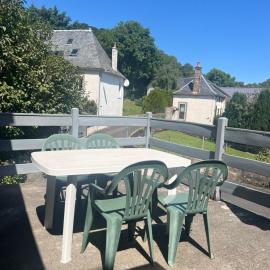 Appartement Dans un village en Auvergne sancy, hotel v destinácii Égliseneuve-dʼEntraigues