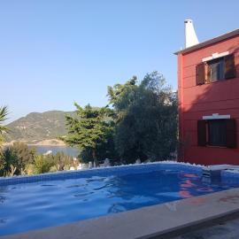 Villa Aspalathus Red, Pool and Panoramic Views to fulfil your Aegean memories, Hotel in Skopelos