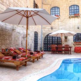 Id-Dwejra House of Character with private pool and Jaccuzi, hotel a Żejtun