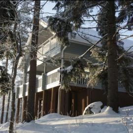 TAHKOn Riihiranta - 4 bedroom villa with lake view - Tilava mökki rantanäkymin, hotel sa Tahkovuori
