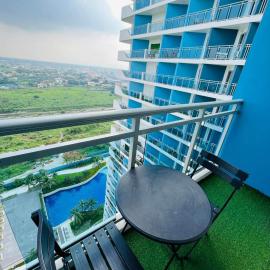 New Cozy Studio Unit in Azure North Pampanga with Pool View, hotel em Lagundi