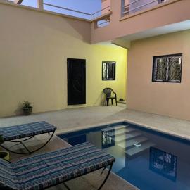 Villa à Malicounda 3 chambres, piscine, calme et confort à 10 min de Saly, hotel em Malikounda