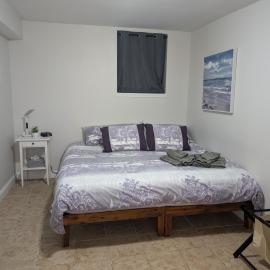 Brighton Apartment Sleeps 3 - Steps to Bus Line