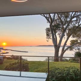 The Poplars, 1,36 Magnus St - Delightful unit with panoramic water views, pool, Linen, Aircon & Wifi