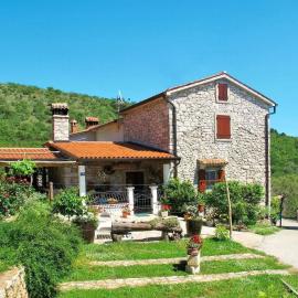 Haus Salakova a lovely vintage stone house، فندق في راباك