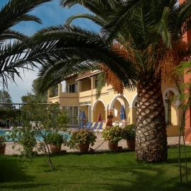 Katerina Pool Apartments, hotel in Acharavi