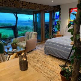 Cosy rustic cabin with hot tub and country views, Hotel in Llanelli