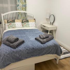 Slough - Sleeps 3 - PetFriendly - Riverside - Bay, hotel v mestu Slough