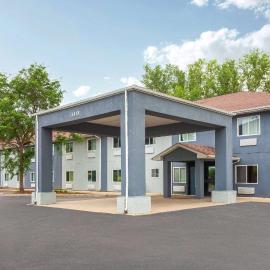 Super 8 by Wyndham McHenry Fox Lake Area, hotel in McHenry