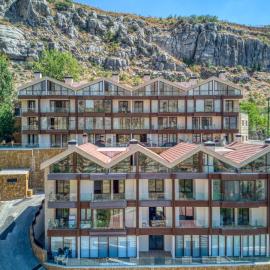 Vantage - 2 BR Apt by The Valley in Kfardebian, hotel u gradu ‘Ayn Barq
