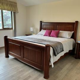 Luxury bungalow in NW Calgary، فندق في كالغاري