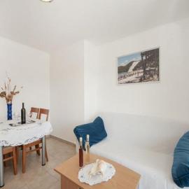 Bertie's Lodge - Two Bedroom Apartment with Terrace and Sea View A1