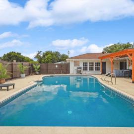 5-BR Relaxing Retreat with Pool Hot tub Fire Pit, hotel u gradu DeSoto