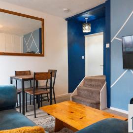 Large 4BR Reading Townhouse Near Town Centre - Contractor Stay & Free Parking
