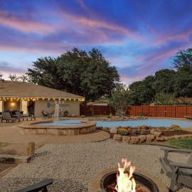 Relaxing Texas Retreat 4BR w Pool & Dream Kitchen, hotel u gradu DeSoto