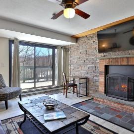 Viesnīca Cozy 1BR, 1BA Mountain Green Condo with Amenities and Ski Rental Deals - Shuttle, Pool, Hot Tub, Sauna, Gym pilsētā Kilingtona