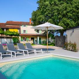 House Ladonja with private pool, hotel a Bale