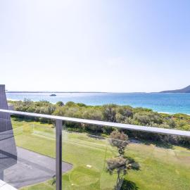 Luskin Lodge 11 stunning water views, hotel in Shoal Bay