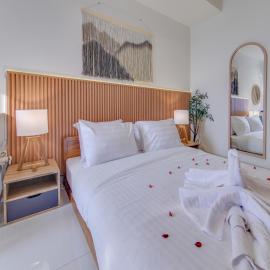 2BR Orange County With Free Parking and Rooftop Pool