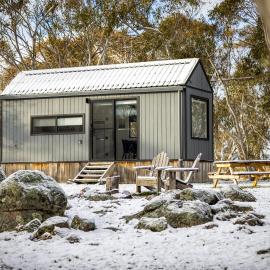 Big Yard Escapes - Two Off-Grid Tiny Houses on the Mowamba River – hotel w mieście Jindabyne