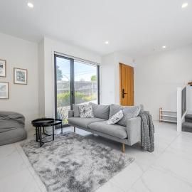Modern Townhouse - Cafes, Shops, Bus, Freeway access