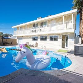 Large House, 15 Beds, Heated Pool, Hot Tub, BBQ, Close to Strip