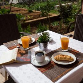 Apartment Ani - Two Bedroom Apartment with Terrace and Garden View, Hotel in Banići