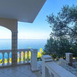 House Green Side Sunset- Four Bedroom House with Pool and Sea View, hotel in Prigradica
