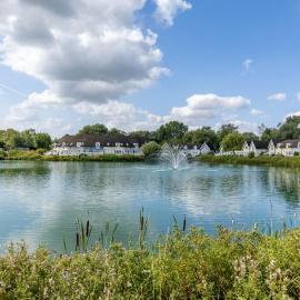 Rose Lake View, 3 Bed Luxury Cotswolds Lake House, South Cerney, Cirencester, hotel in South Cerney
