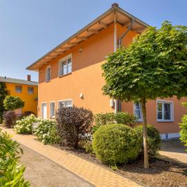 Ferienhaus Meinholdstraße mit eigener Sauna, Kamin, 4 Schlafzimmern ca 500m vom Ostseestrand، فندق في أوستسيباد كوسيروف