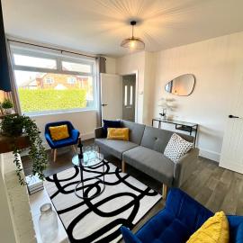 Crestfield House - Stunning Home near Alton Towers - Free Parking & Garden