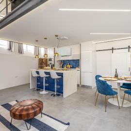 Host Wise - Elegant Loft with Historic Charm & Terrace: Portel şehrinde bir otel