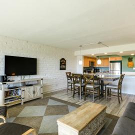 Direct Beach Access: Sunny Port Aransas Condo, hotel in Port Aransas