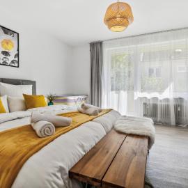 Gelbe Koffer - Großes Apartment in Homburg mit 3 Schlafzimmern- Uniklinik & City-Nähe - Balkon - Parkplatz - Self-Check-in, hotel v destinaci Homburg