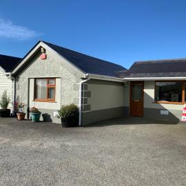Carrigadaggen Lodge 2 king bed Apartment - Spacious & Comfy!, hotel sa Ballynabola