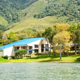 Viesnīca Hotel y Cabañas - Centro Vacacional Comfandi Lago Calima pilsētā Kalima