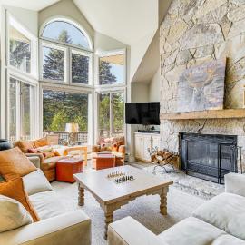 Walk to Ski Lift: Spacious Condo in West Dover!, hotel sa West Dover