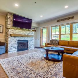 True Upscale Ski In & Out Condo with Pool & Hot Tub, Hotel in Conway