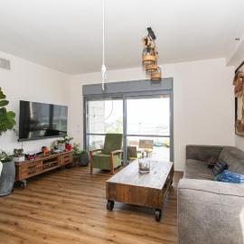 Sunny Penthouse with Private Rooftop Balcony & BBQ, hotel in Tirat Karmel