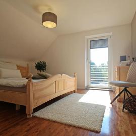 Moderne 70qm Wohnung nahe Würzburg, DAA, A3, A7, A81 in Fuchsstadt, hotel a Reichenberg