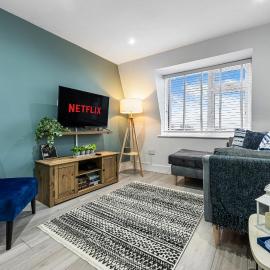 Stunning, Spacious & Cosy 2-Bedroom Southsea Apartment, with Great Panoramic Views, Free Parking Permit, Sleeps 4 SUMMER SPECIAL OFFER - by Blue Puffin Stays, hotel in Portsmouth