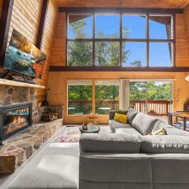 Treetops- Designer 3BR Gatlinburg Cabin, Mt LeConte View, Hot Tub, EV Level-2