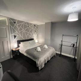 Purcell Guest House - Cosy Stay - Terrace - Entire 2 Story House - Contractors - Family - Sleeps 5 - 2 Kingsize or 4 Single beds - Sofa bed -