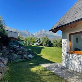 VILA LESNA House with a garden 2 minutes from the center of the Tatras, hotel in Nová Lesná